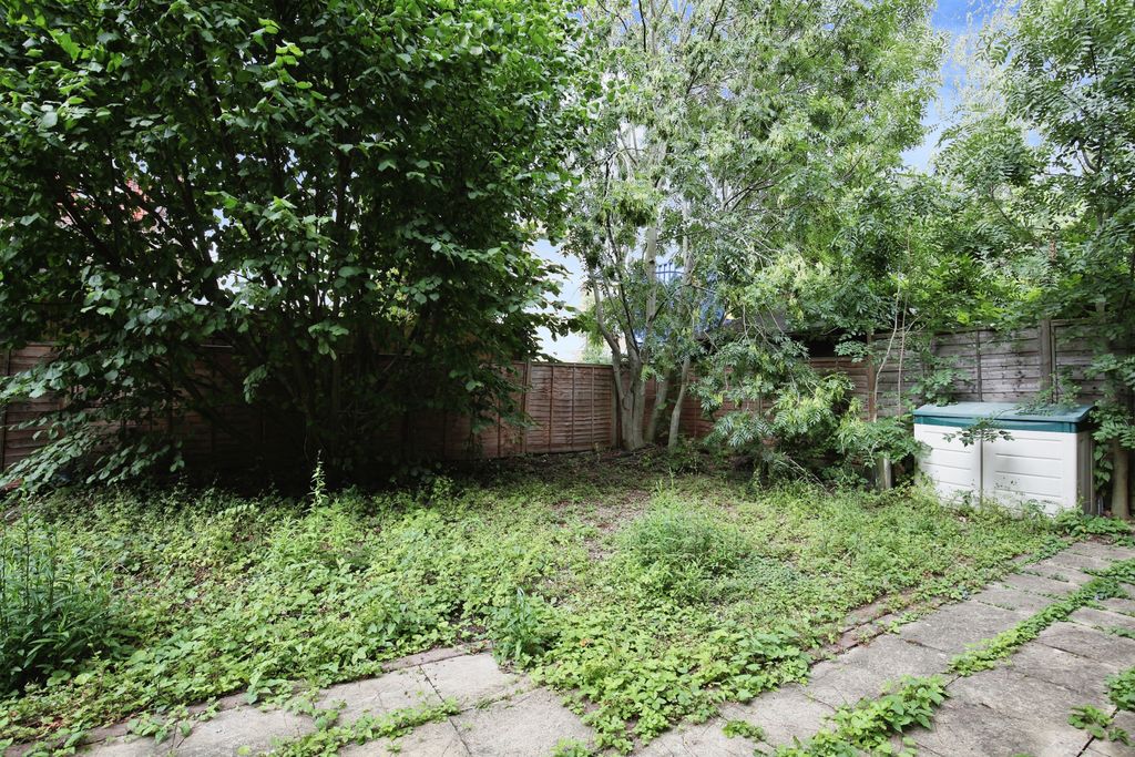 Property photo 3 of 10 Garden 1