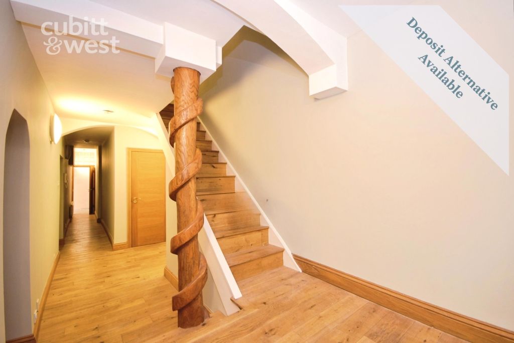 Property photo 3 of 18 Hallway