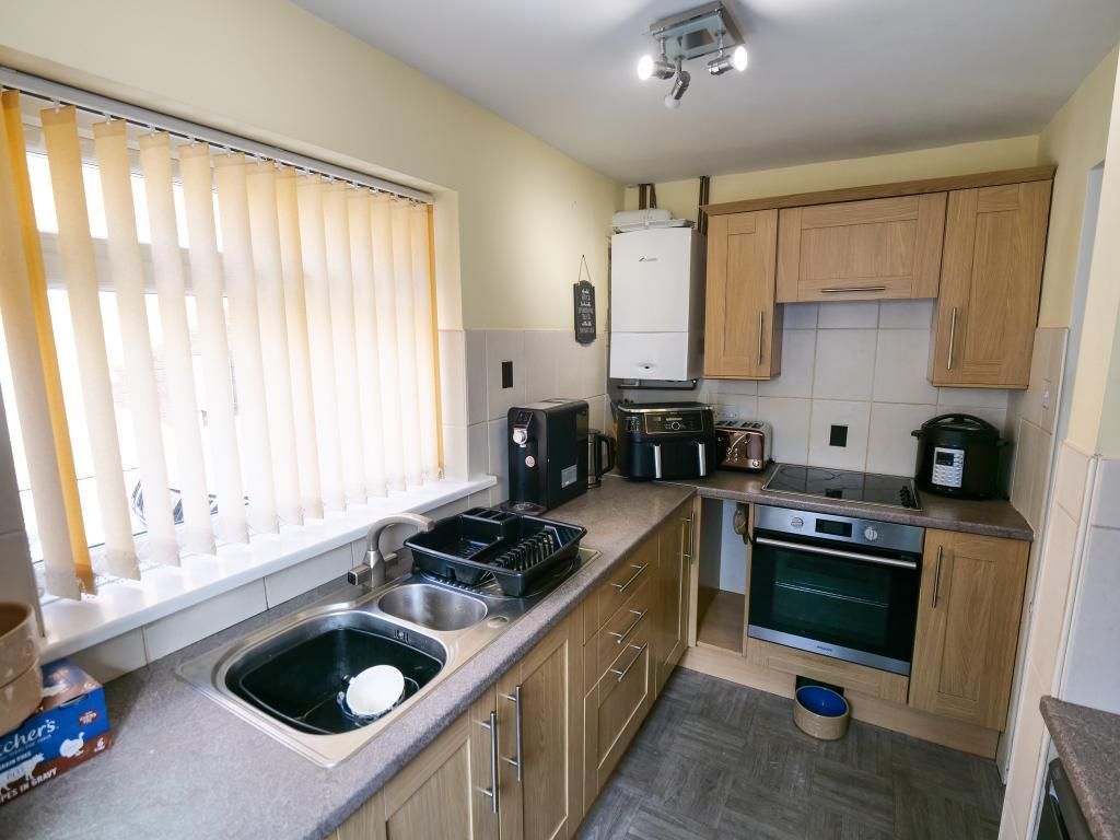 Property photo 3 of 11 Kitchen