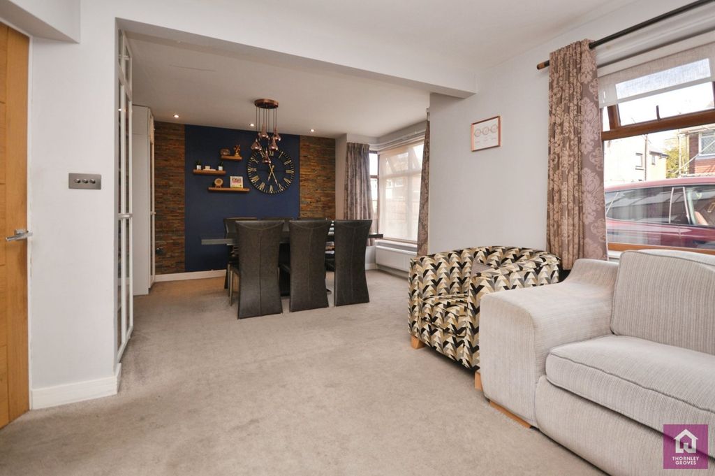 Property photo 3 of 19 Lounge