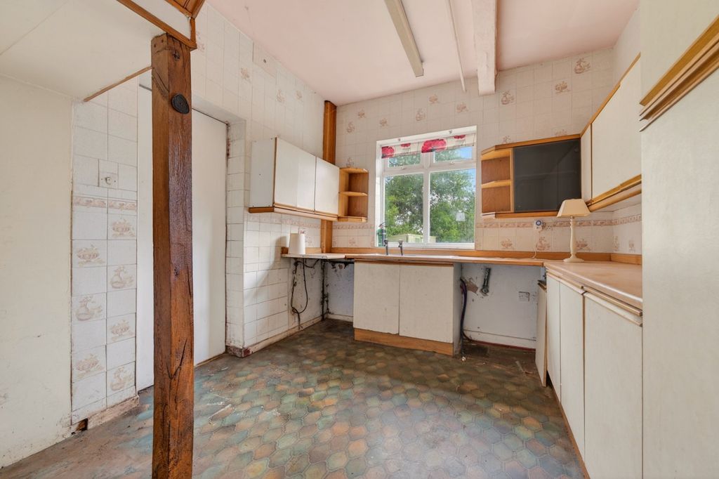 Property photo 3 of 10 Kitchen