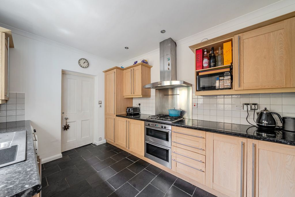 Property photo 3 of 11 Kitchen