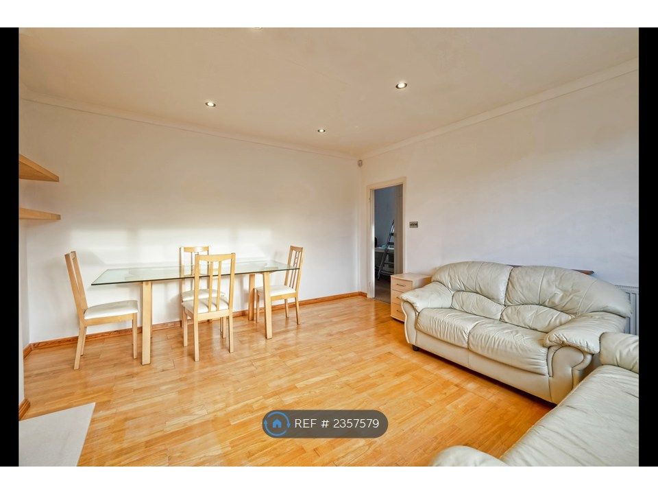 Property photo 3 of 19 Lounge