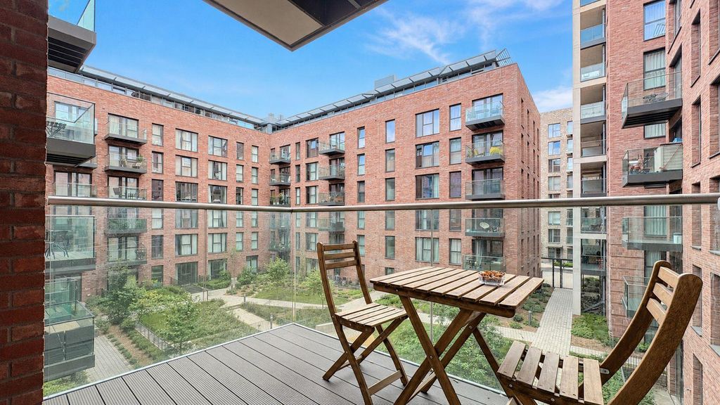 Property photo 1 of 7 Green Street, E13 Studio For Sale By Barrain Londo