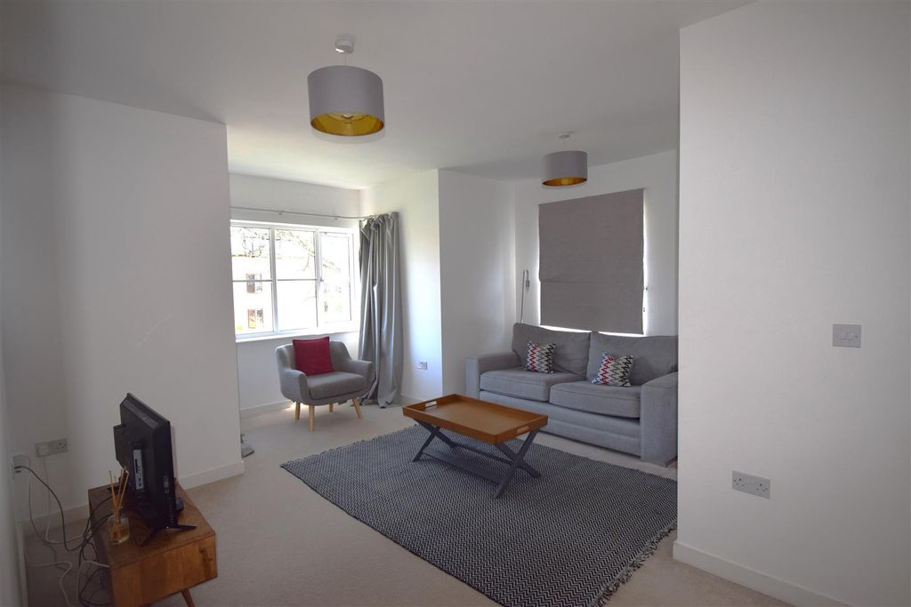 Property photo 2 of 10 Living 13.Jpg