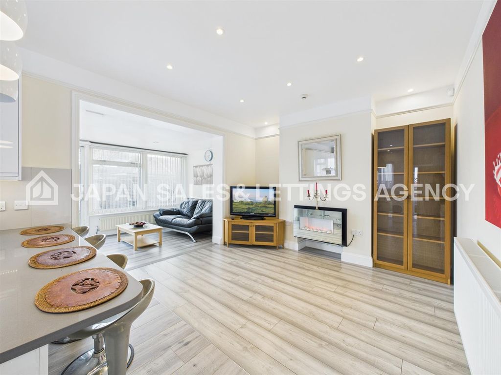 Property photo 2 of 11 Cam04401G0-Pr0104-Still013.Jpg