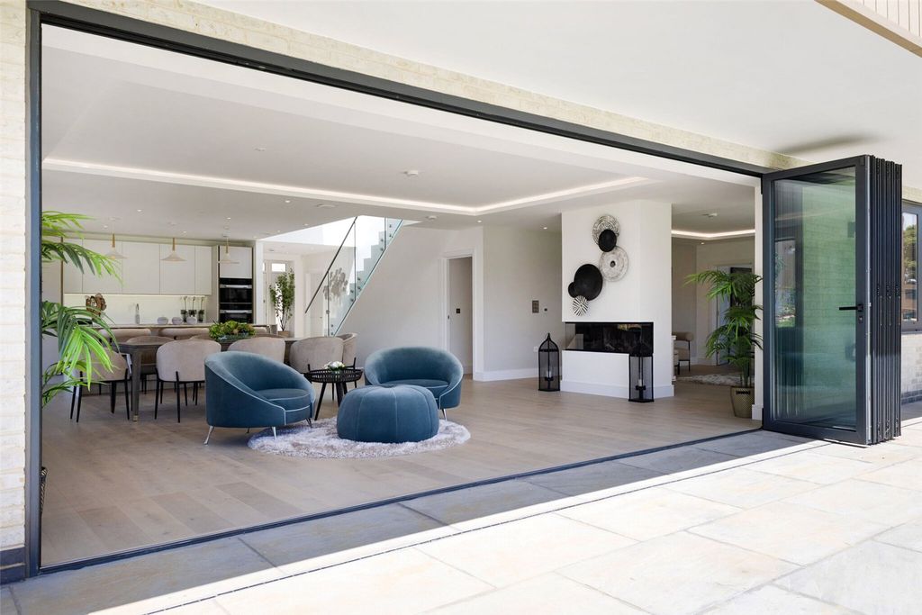 Property photo 3 of 11 Show Home