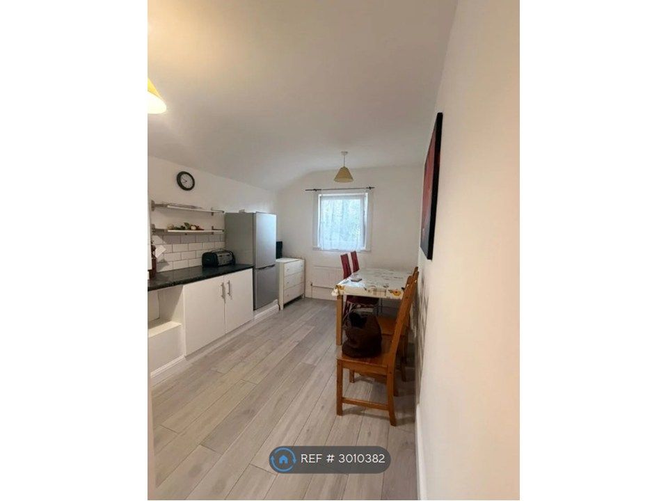 Property photo 3 of 10 Kitchen