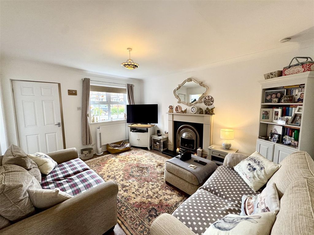 Property photo 2 of 18 Sitting Room