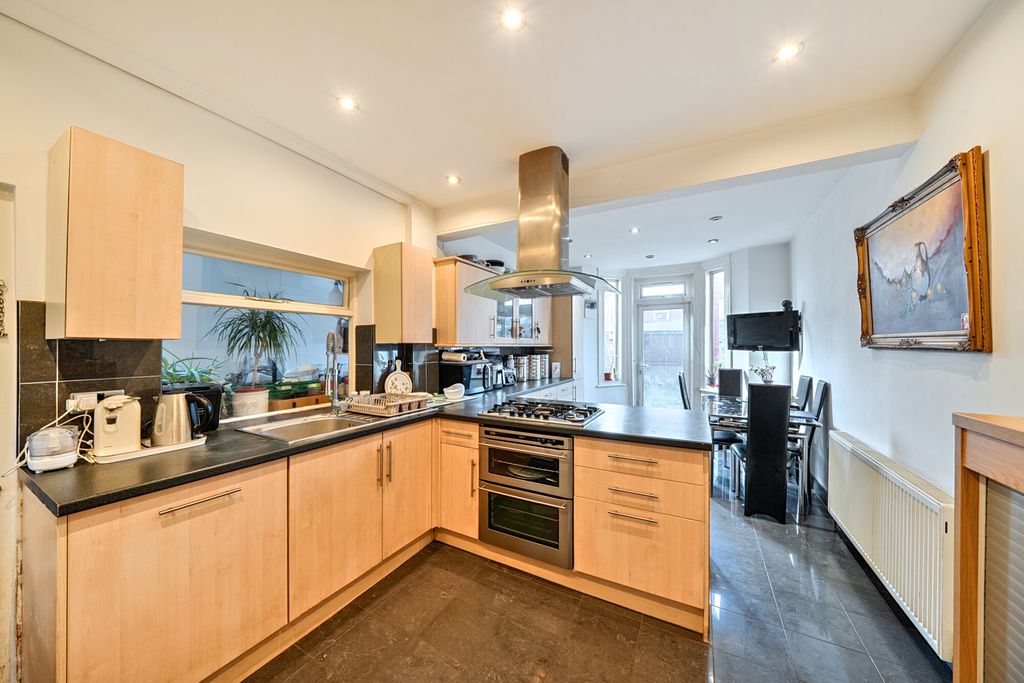 Property photo 2 of 14 1404709-15-697Cba...