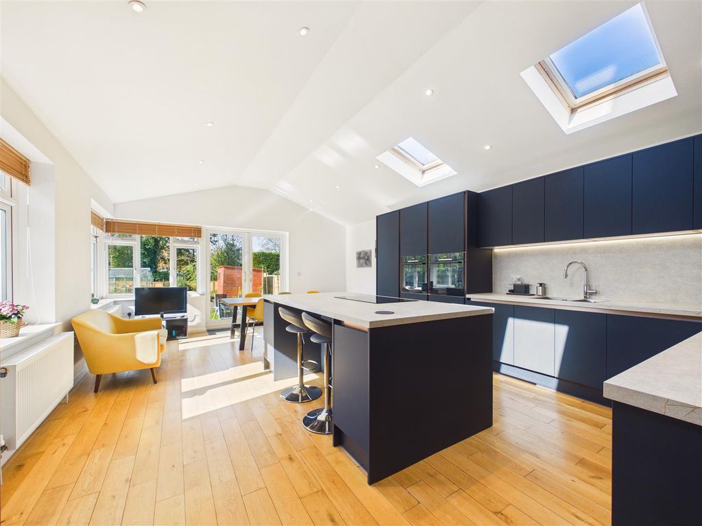 Property photo 2 of 18 Cam05451G0-Pr0122-Still010.Jpg