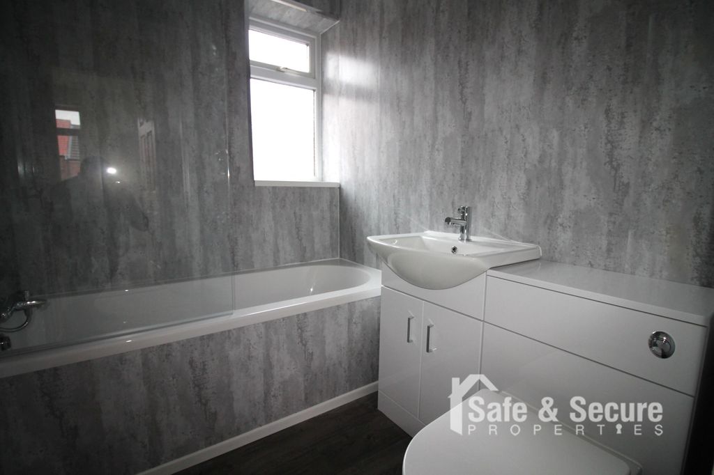 Property photo 3 of 11 Bathroom