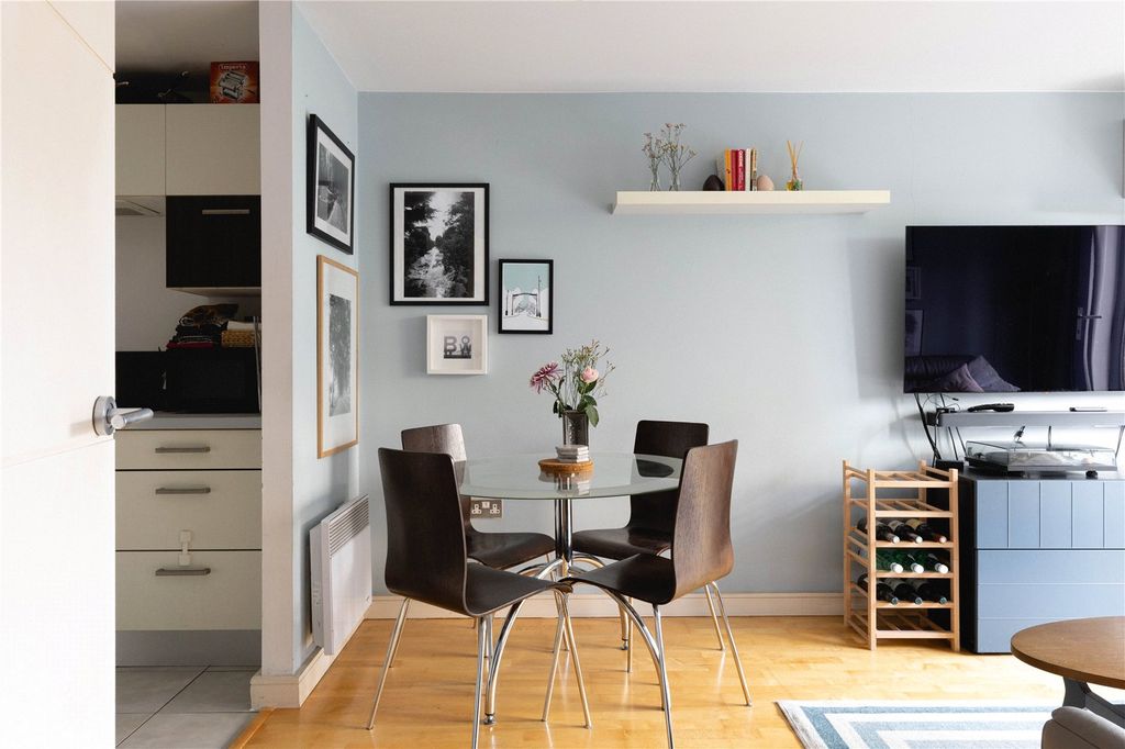 Property photo 3 of 14 Fairfield Road E3