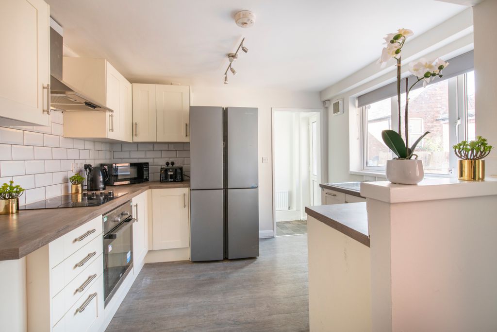Property photo 2 of 13 23 Kimbolton, Kitchen 1