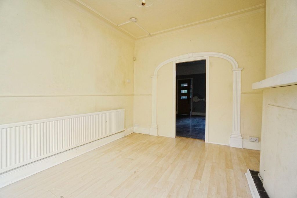 Property photo 3 of 16 Lounge