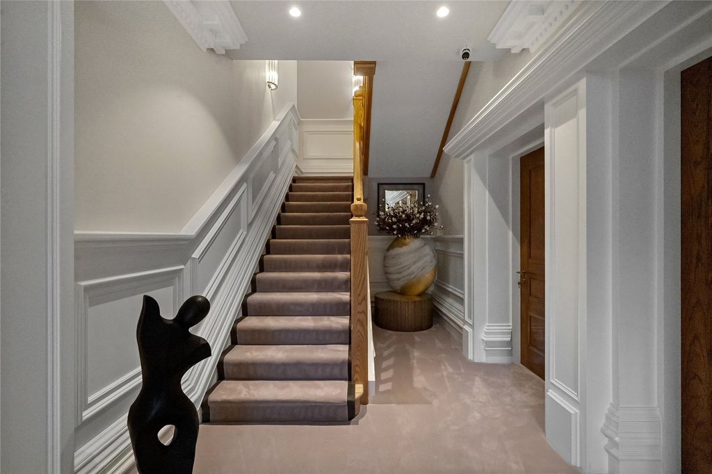 Property photo 2 of 27 Communal Enterance