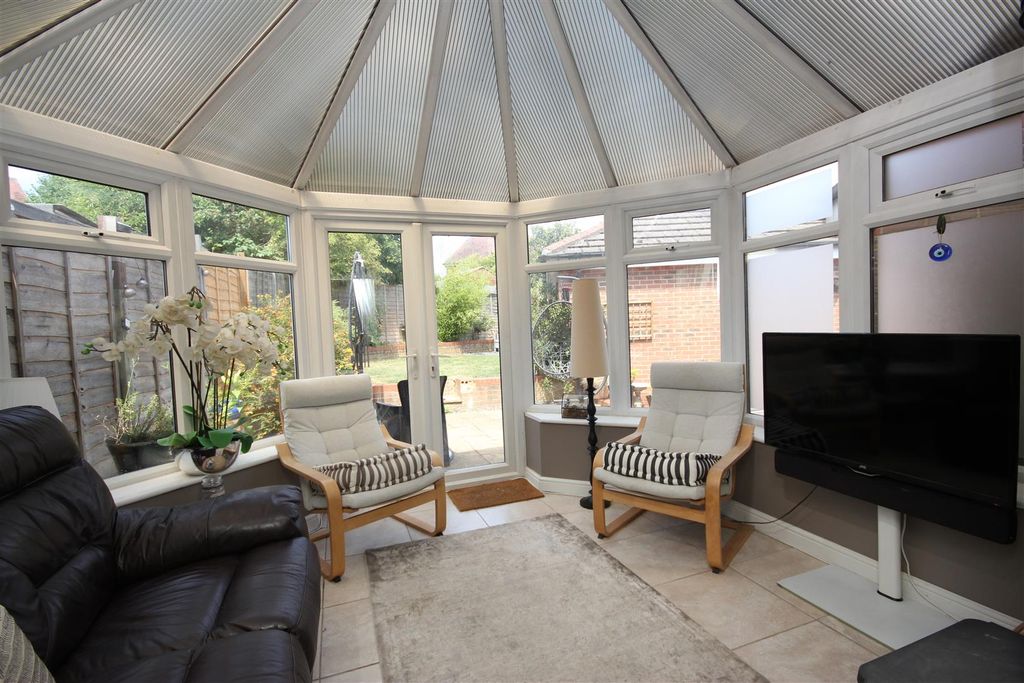 Property photo 3 of 18 Conservatory 1.Jpg