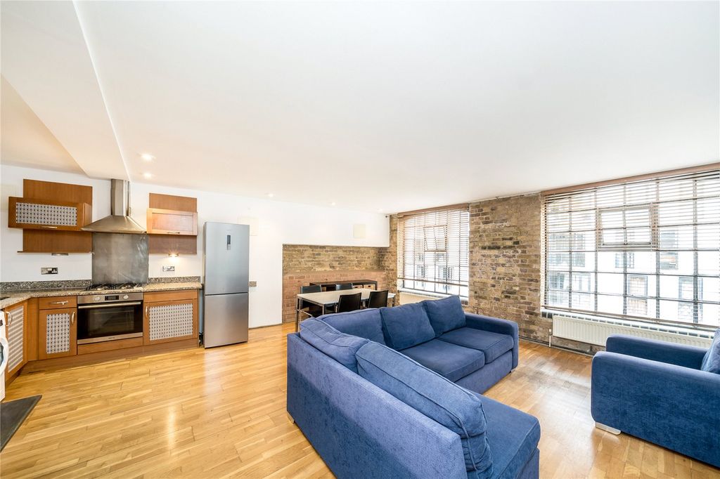 Property photo 1 of 7 Living Room/Kitchen
