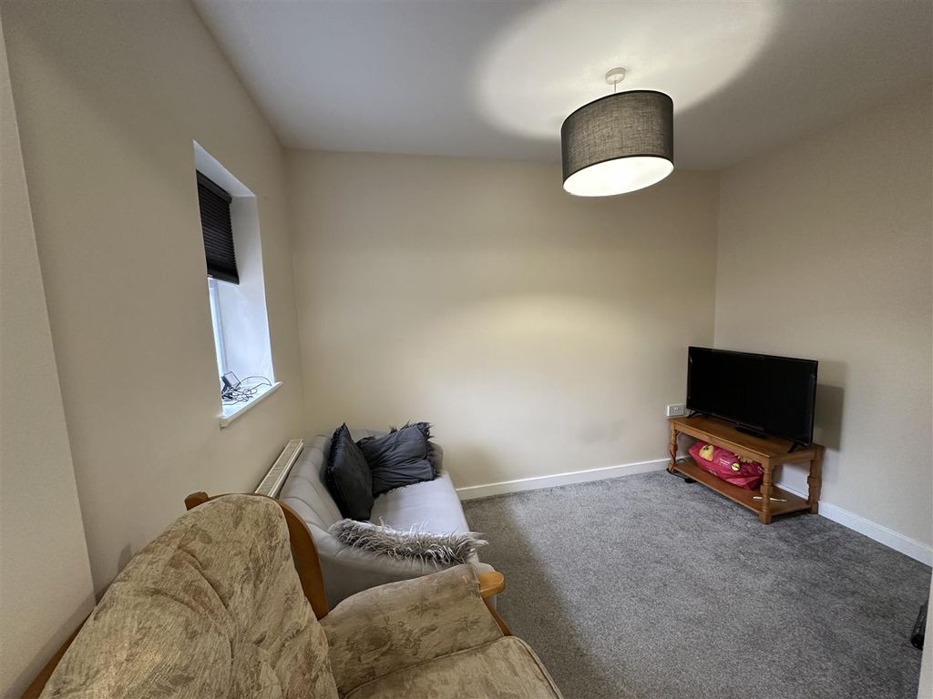 Property photo 2 of 5 Queen Crescent Lounge.Jpeg