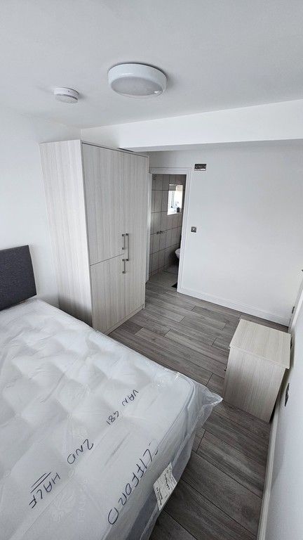 Property photo 1 of 10 Room 5