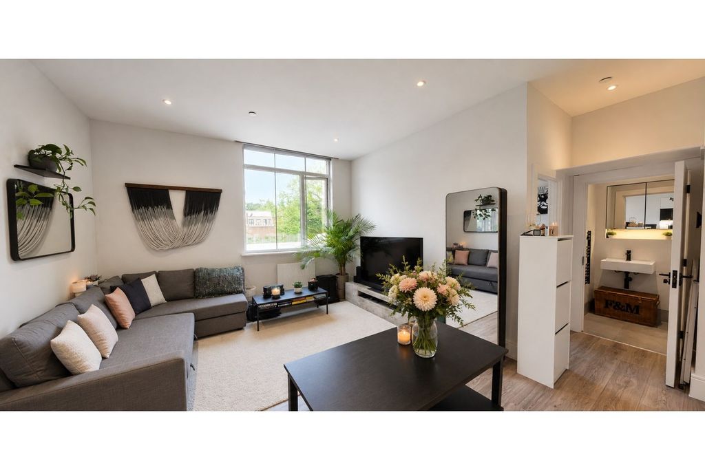 Property photo 1 of 13 Living Room