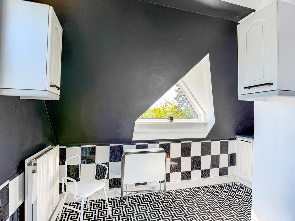 Property photo 3 of 12 Kitchen