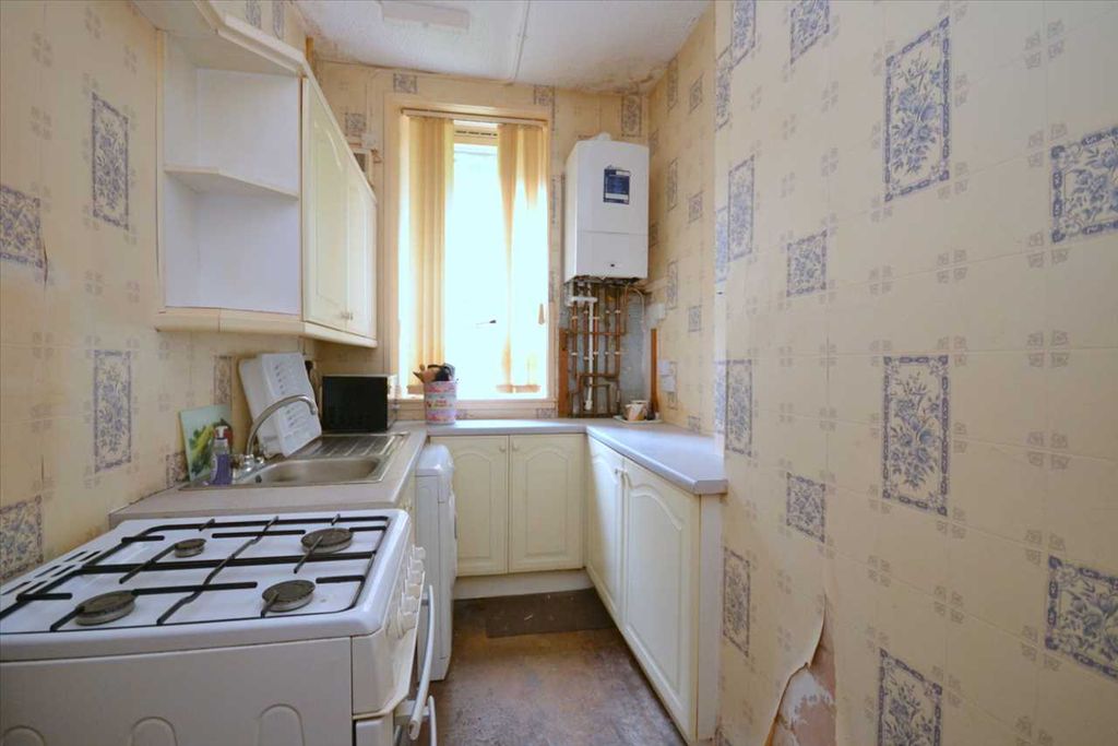 Property photo 3 of 6 Kitchen