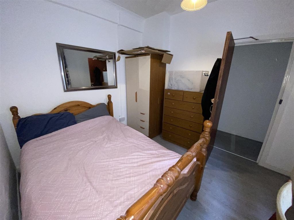 Property photo 3 of 7 Cosy Bedroom With Ample Storage And Double Bed...