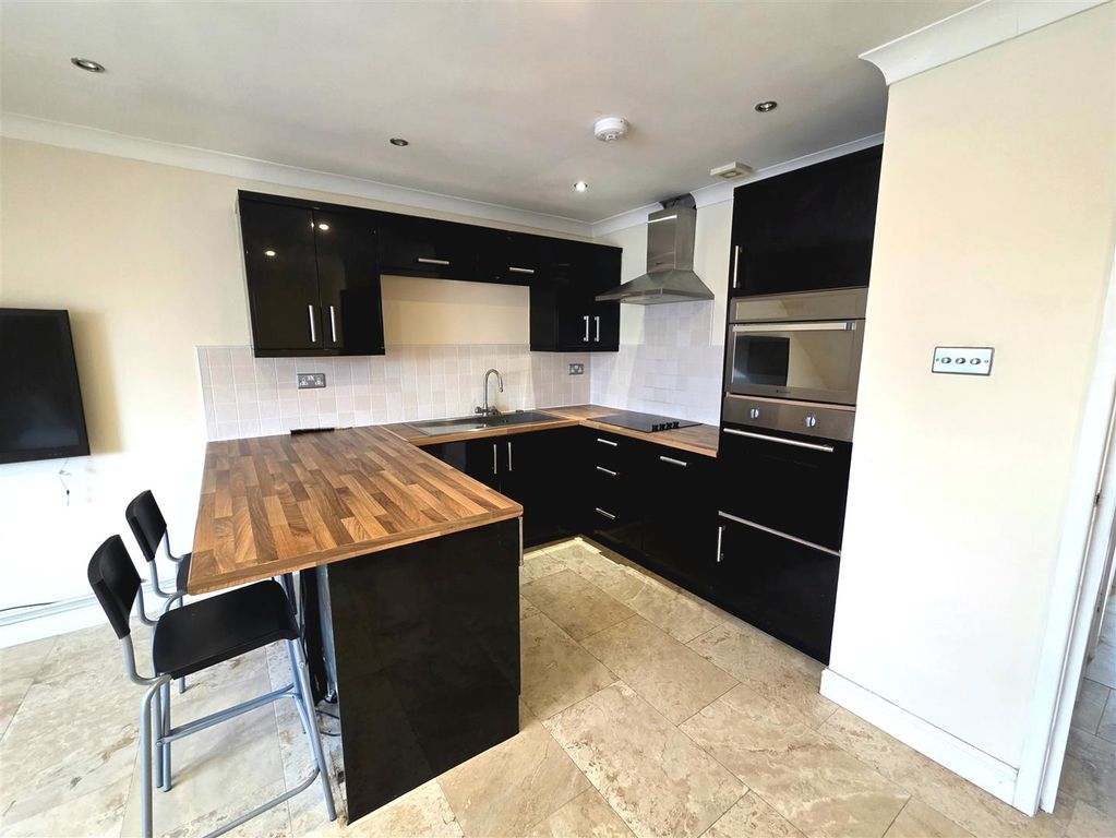 Property photo 3 of 9 Kitchen.Jpg
