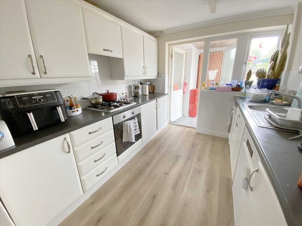 Property photo 3 of 10 Kitchen: