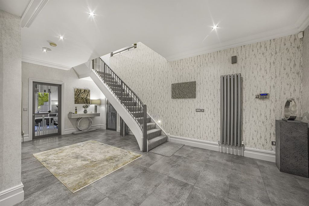 Property photo 2 of 22 Entrance Hall