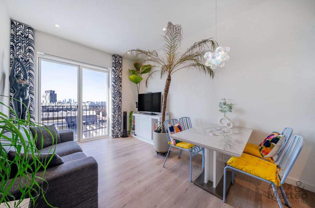 Property photo 1 of 11 Varcoe Road