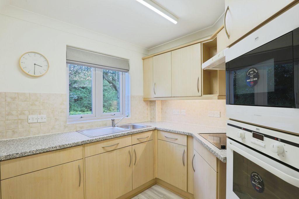 Property photo 3 of 11 Kitchen