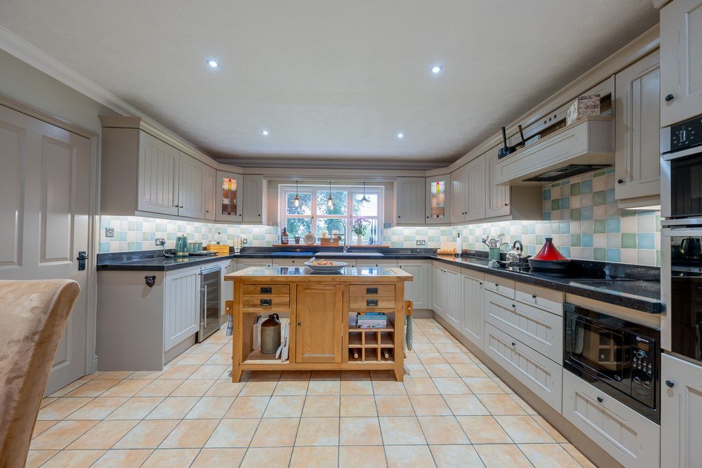 Property photo 3 of 27