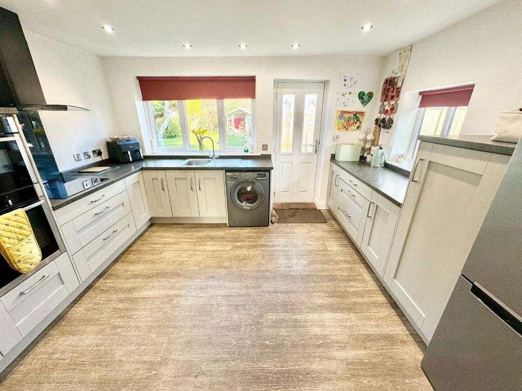 Property photo 3 of 18 Kitchen