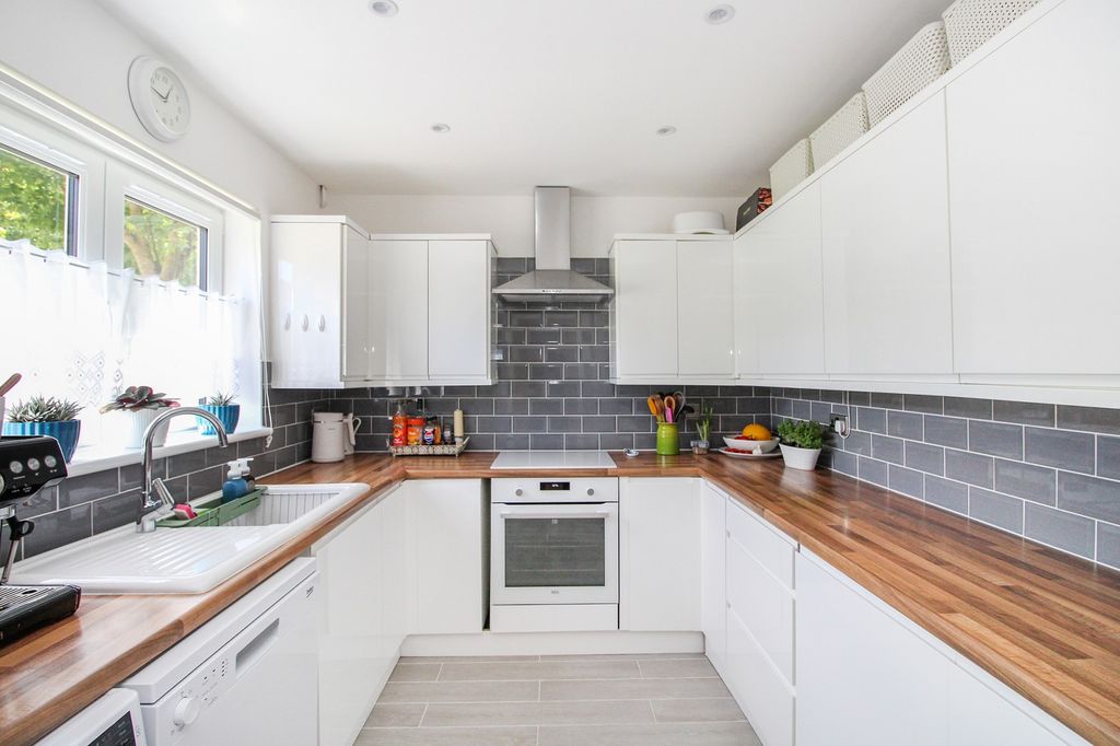 Property photo 3 of 13 Kitchen