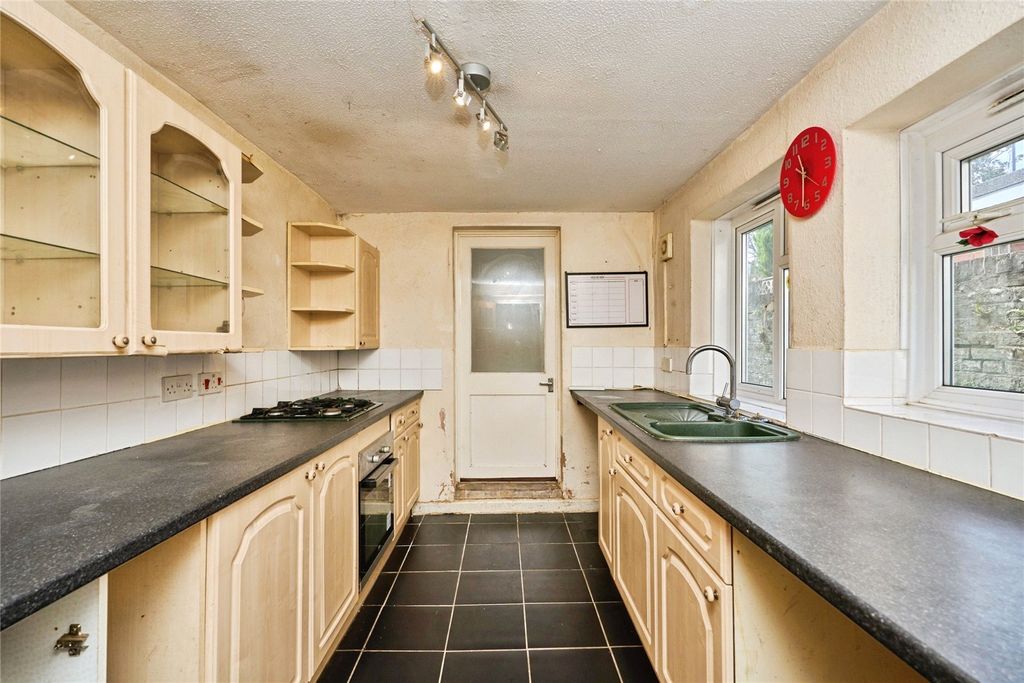 Property photo 3 of 12 Kitchen