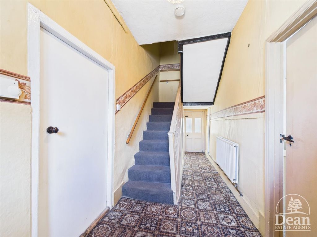 Property photo 3 of 23 Entrance Hall