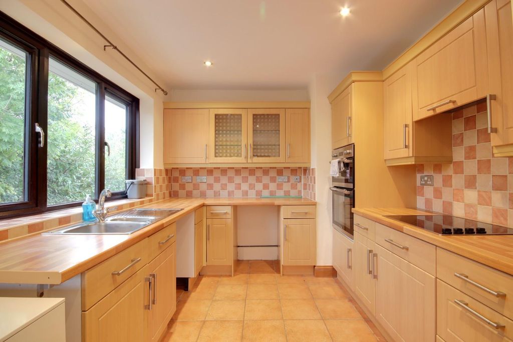 Property photo 2 of 9 Kitchen