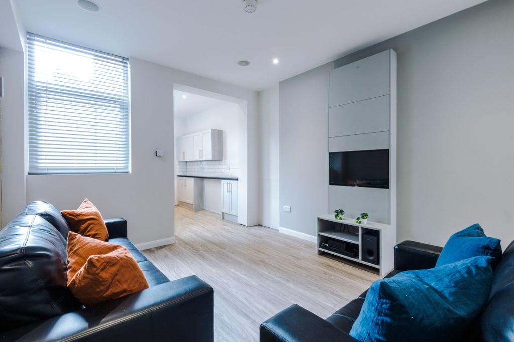 Property photo 1 of 25 32 Cauldon Road Living Room 4