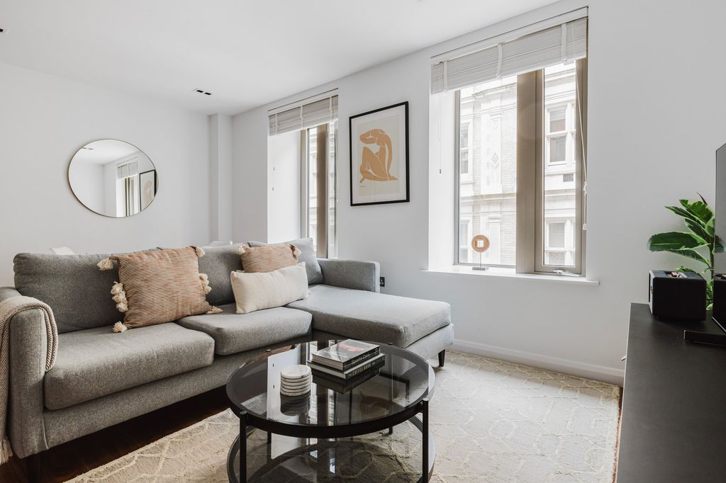 Property photo 1 of 17 Living Room