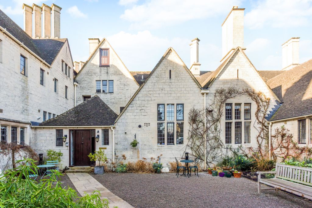Property photo 2 of 20 Entrance Courtyard
