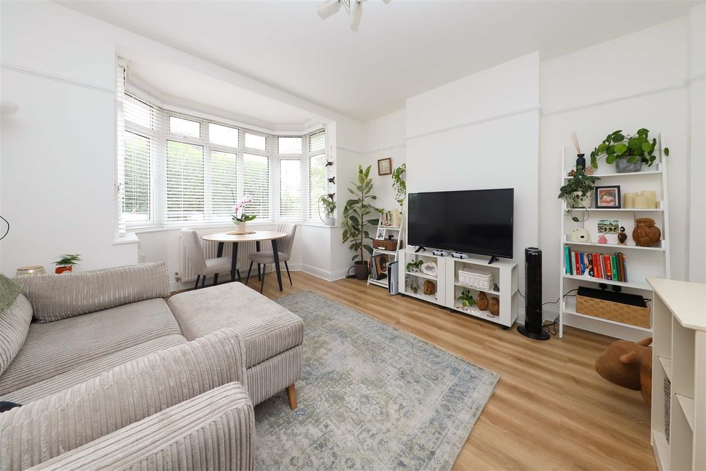 Property photo 2 of 11 Pinner Road