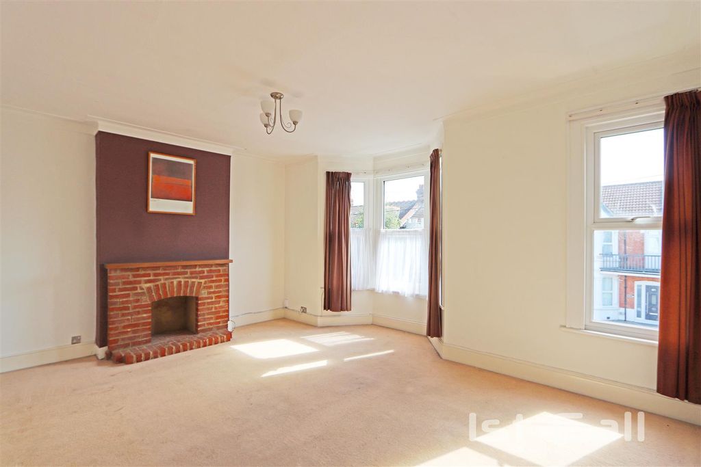 Property photo 2 of 11 Lounge