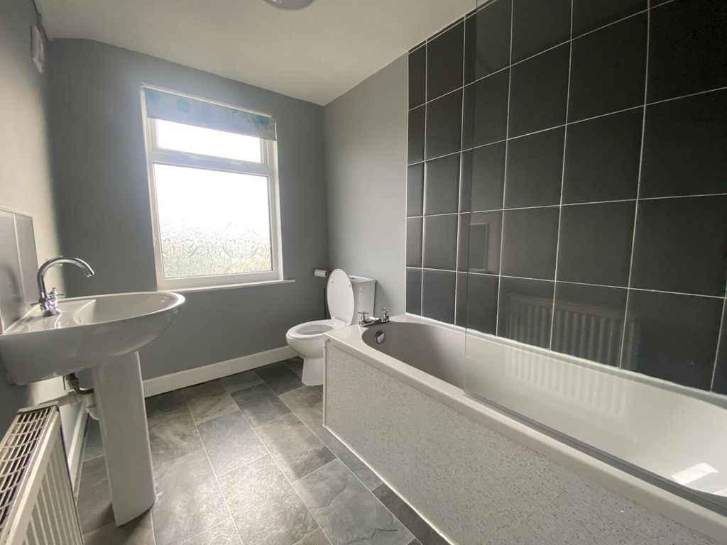 Property photo 3 of 8 Bathroom