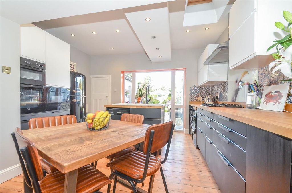 Property photo 2 of 25