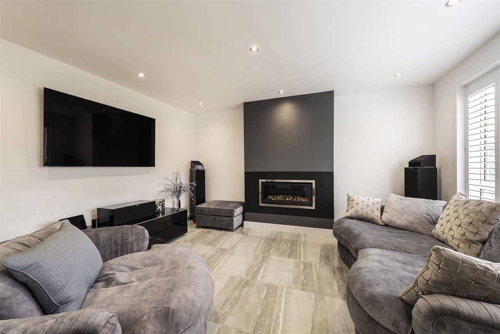 Property photo 2 of 24 9 Purcell Avenue, Tn10 4Dp 004.Jpg