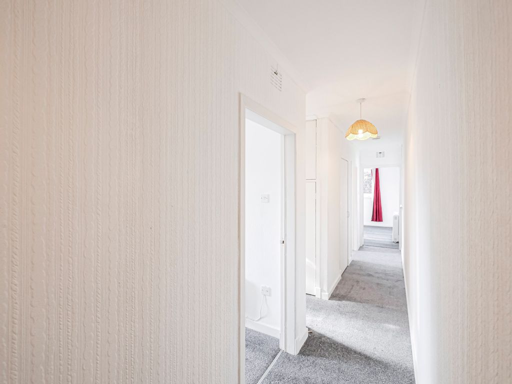 Property photo 3 of 11 Hall