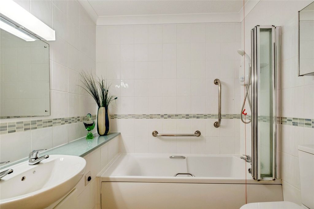 Property photo 2 of 11 Bathroom