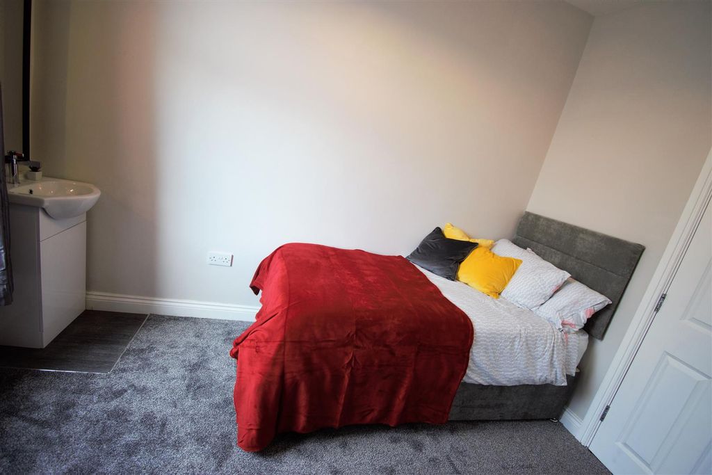 Property photo 2 of 18 Room 3